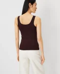 modern-seamless-tank-top-hSWPrfcV-0.webp