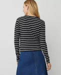 weekend-collection-striped-v-n-vceGmSzU-0.webp